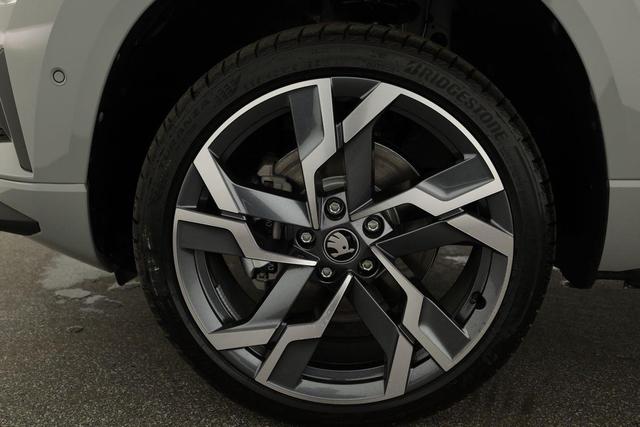 Skoda Karoq Sportline 1.5 TSI DSG Sportline, Pano, AHK, Navi, CANTON, Matrix, AreaView, Side, FS-beheizbar, 19-Zoll 