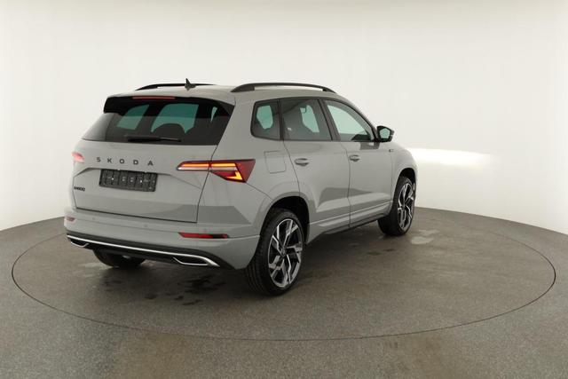 Skoda Karoq Sportline 1.5 TSI DSG Sportline, Pano, AHK, Navi, CANTON, Matrix, AreaView, Side, FS-beheizbar, 19-Zoll 