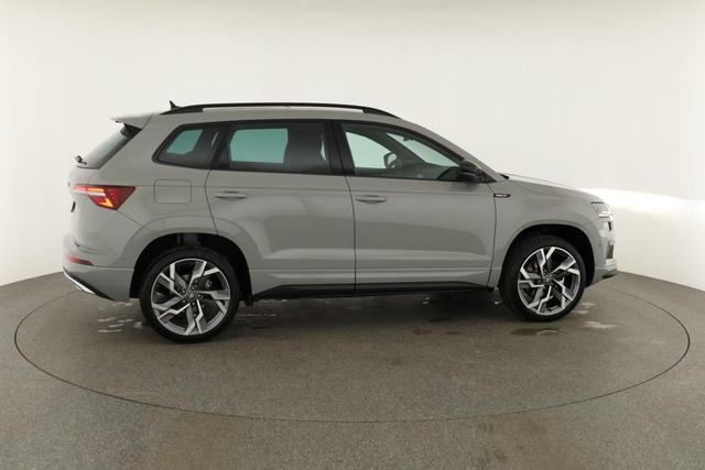 Skoda Karoq Sportline 1.5 TSI DSG Sportline, Pano, AHK, Navi, CANTON, Matrix, AreaView, Side, FS-beheizbar, 19-Zoll 