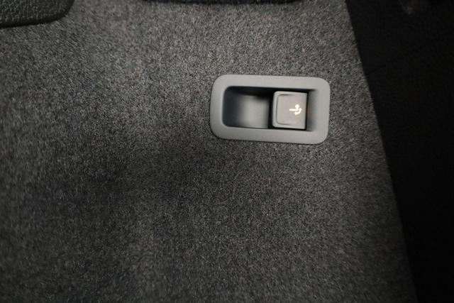 Skoda Karoq Sportline 1.5 TSI DSG Sportline, Pano, AHK, Navi, Matrix, AreaView, Side, FS-beheizbar, Winter, 19-Zoll 