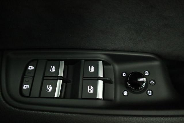 Audi Q8 50 TDI quattro qu S-LINE, Standheizung, HuD, Luft, Pano, B&O, 23-Zoll, AHK, Leder, AreaView, Optik schwarz 