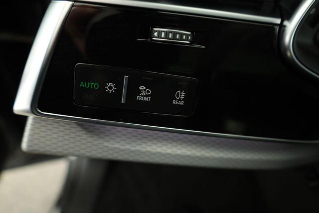 Audi Q8 50 TDI quattro qu S-LINE, Standheizung, HuD, Luft, Pano, B&O, 23-Zoll, AHK, Leder, AreaView, Optik schwarz 