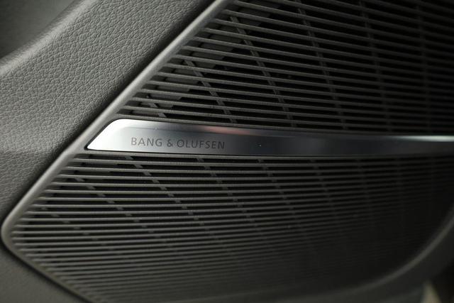 Audi Q8 50 TDI quattro qu S-LINE, Standheizung, HuD, Luft, Pano, B&O, 23-Zoll, AHK, Leder, AreaView, Optik schwarz 