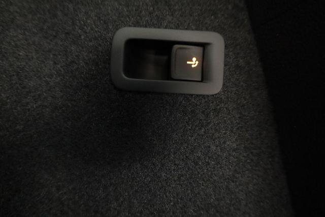 Skoda Karoq Sportline 4x4 2.0 TDI DSG Sportline, Pano, AHK, Navi, Matrix, AreaView, Side, Kamera, el. Klappe, FS-beheizbar, Winter 