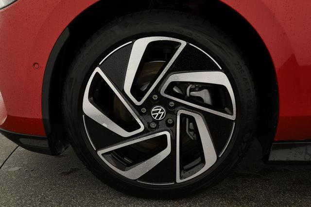 Volkswagen ID.7 Kombi Pro S 210 kW Tourer Black Style, AHK, IQ.Light, HuD, AreaView, 20-Zoll, Side, Winter 