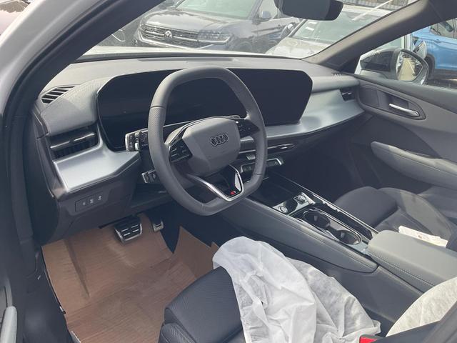 Audi Q3 - TFSI quattro 150 kW S-LINE, Pano, AHK, Navi, AreaView, Side, Sound, Winter, 20-Zoll