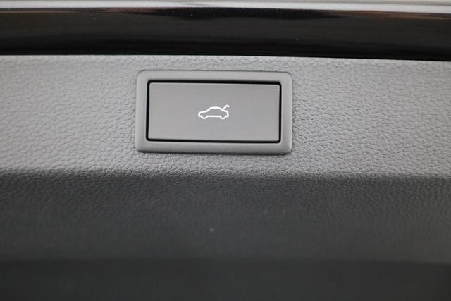 Skoda Karoq Sportline 4x4 2.0 TSI DSG Sportline, Pano, AHK, Navi, Matrix, Side, Winter, 5 J.-Garantie 