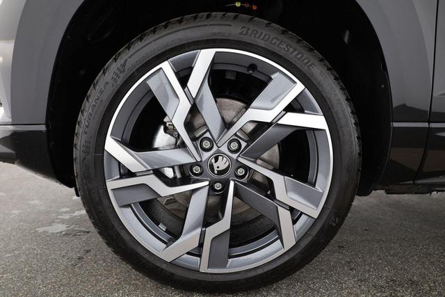Skoda Karoq Sportline 4x4 2.0 TSI DSG Sportline, Pano, AHK, Navi, Matrix, Side, Winter, 5 J.-Garantie 