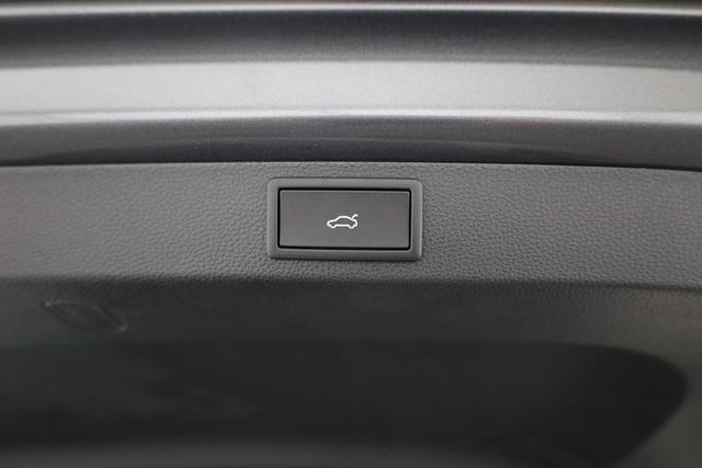 Skoda Karoq Selection 4x4 2.0 TDI DSG Selection, AHK, LED, Kamera, Winter, el. Klappe, 4 J.-Garantie 