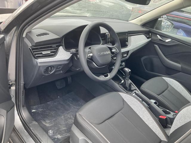 Skoda Kamiq - Selection 1.5 TSI DSG Selection, AHK, LED, Kamera, Ladeboden, Winter, 16-Zoll