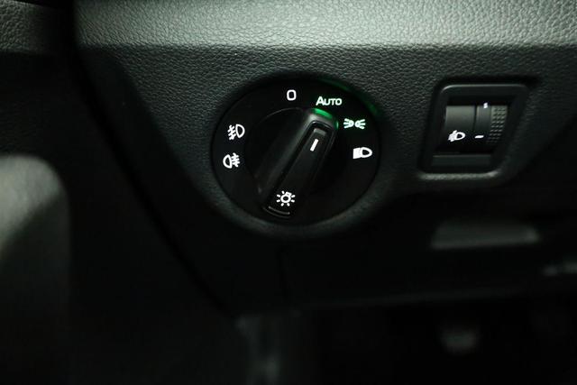 Skoda Kamiq Selection 1.5 TSI Selection, AHK, LED, Kamera, Ladeboden, Winter, 16-Zoll 