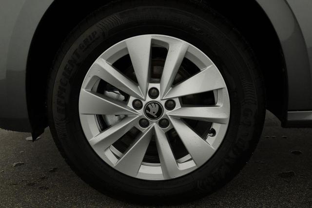 Skoda Kamiq Selection 1.5 TSI Selection, AHK, LED, Kamera, Ladeboden, Winter, 16-Zoll 
