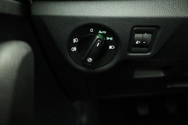 Skoda Kamiq Selection 1.5 TSI Selection, AHK, LED, Kamera, Ladeboden, Winter, 16-Zoll 