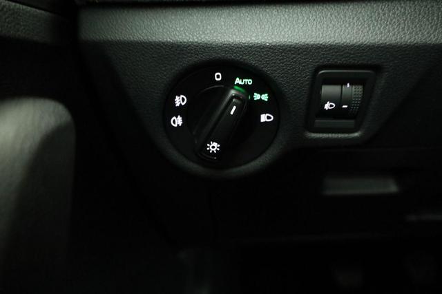 Skoda Kamiq Selection 1.5 TSI Selection, AHK, LED, Kamera, Ladeboden, Winter, 16-Zoll 