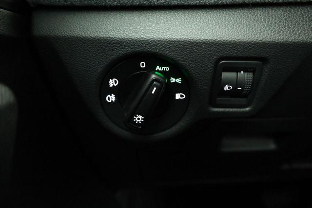 Skoda Kamiq Selection 1.5 TSI DSG Selection, AHK, LED, Kamera, Ladeboden, Winter, 16-Zoll 