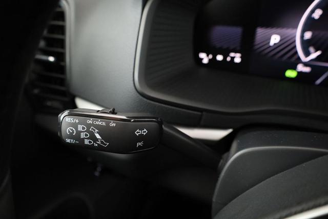 Skoda Karoq Selection 1.5 TSI DSG Selection, AHK, LED, Kamera, Winter, Ladeboden, 4 J.-Garantie 