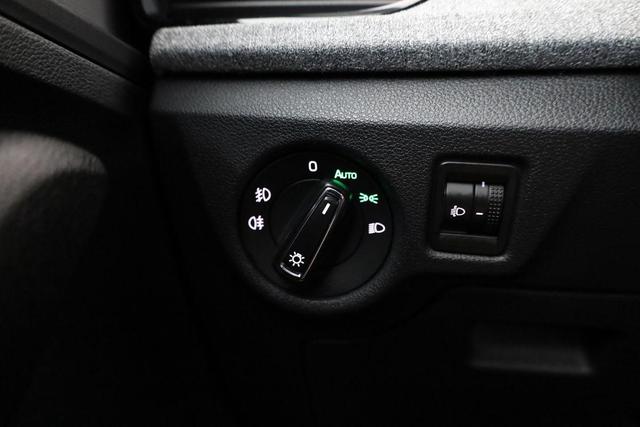 Skoda Kamiq Selection 1.5 TSI DSG Selection, LED, Kamera, Ladeboden, Winter, 16-Zoll 