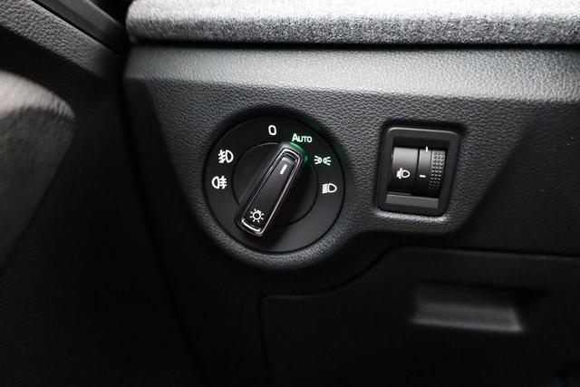 Skoda Kamiq Selection 1.5 TSI DSG Selection, LED, Kamera, Ladeboden, Winter, 16-Zoll 