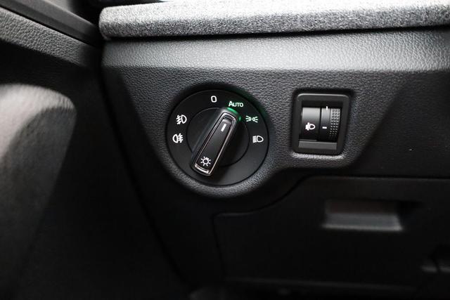 Skoda Kamiq Selection 1.5 TSI DSG Selection, AHK, LED, Kamera, Ladeboden, Winter, 16-Zoll 
