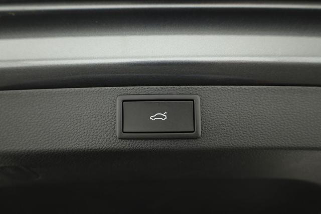 Skoda Karoq Sportline 4x4 2.0 TSI DSG Sportline, Pano, AHK, Navi, Matrix, Side, Winter, 5 J.-Garantie 