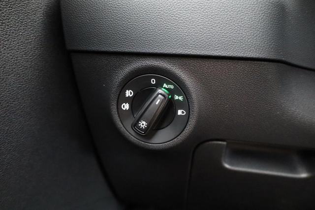 Skoda Karoq Selection 1.5 TSI DSG Selection, AHK, LED, Kamera, Winter, Ladeboden, 4 J.-Garantie 