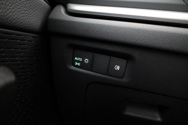 Skoda Octavia Combi 2.0 TDI 110 kW Selection DSG Selection, Navi, AHK, el. Klappe, 5-J Garantie 