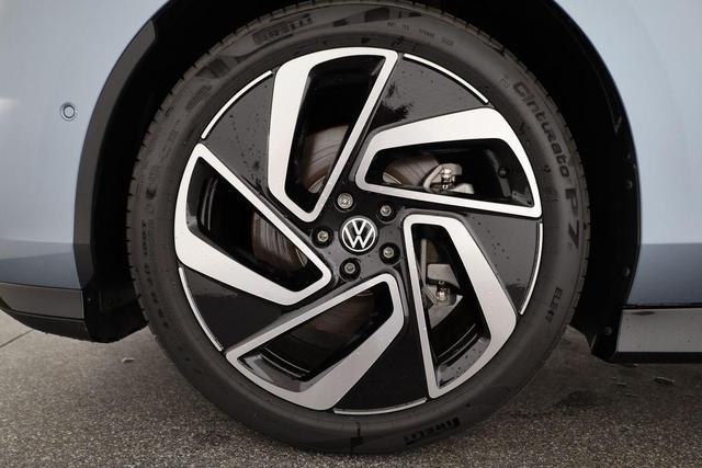 Volkswagen ID.7 Kombi Pro 210 kW Tourer Black, HuD, IQ.Light, IQ.Drive, AreaView, Side, Winter, 20-Zoll 