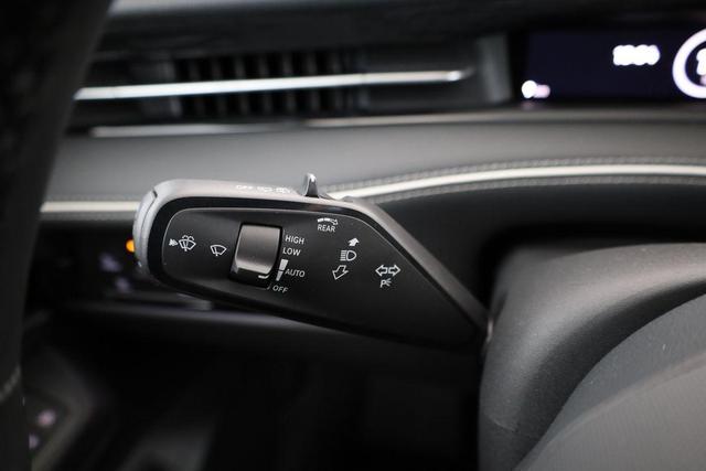 Volkswagen ID.7 Kombi Pro 210 kW Tourer Black, AHK, HuD, IQ.Light, IQ.Drive, AreaView, Side, Winter, 20-Zoll 