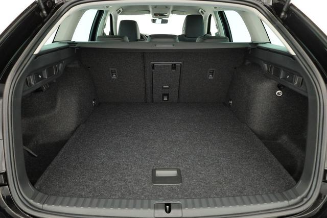 Skoda Octavia Combi 1.5 TSI 110 kW Selection Selection, LED, Side, ACC, Kamera, Winter, 17-Zoll 