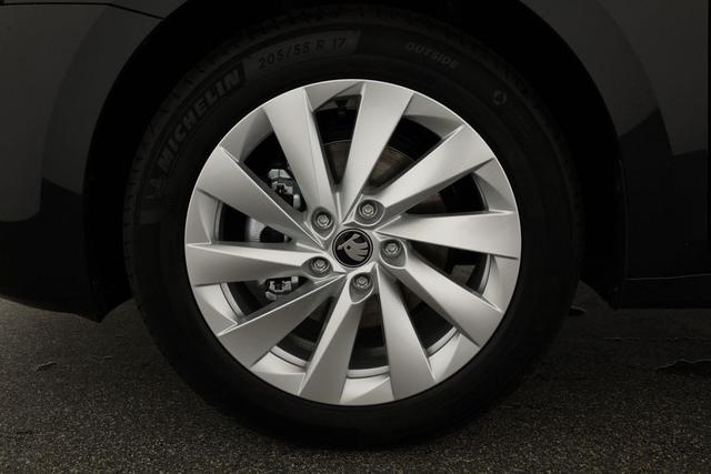 Skoda Octavia Combi 1.5 TSI 110 kW Selection Selection, LED, Side, ACC, Kamera, Winter, 17-Zoll 