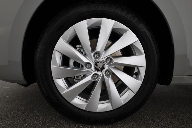 Skoda Octavia Combi 1.5 TSI 110 kW Selection Selection, AHK, LED, Side, ACC, Kamera, 17-Zoll 