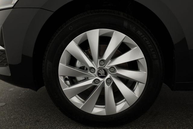 Skoda Octavia Combi 1.5 TSI 110 kW Selection Selection, AHK, LED, Side, ACC, Kamera, Winter, 17-Zoll 