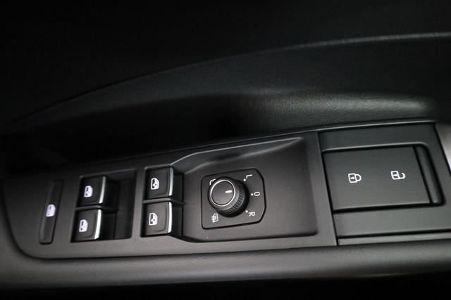 Volkswagen T-Roc 1.5 eTSI 110 kW R-Line DSG Black, neues Modell, 19-Zoll, Winter, sofort 