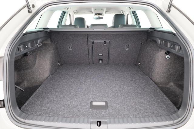 Skoda Octavia Combi 1.5 TSI 110 kW Selection Selection, LED, Side, ACC, Kamera, Winter, 17-Zoll 