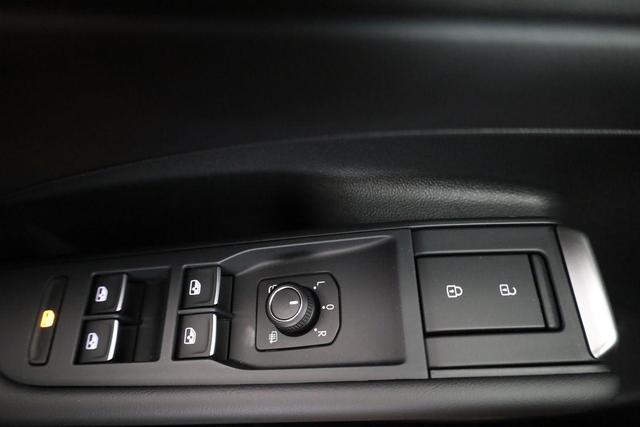 Volkswagen T-Roc 1.5 eTSI 110 kW R-Line DSG Black, neues Modell, 19-Zoll, Winter, sofort 