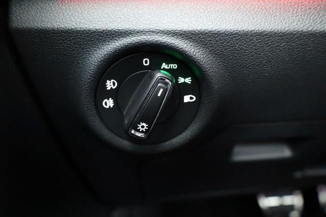 Skoda Kamiq Monte Carlo 1.0 TSI DSG Carlo, Pano, AHK, Navi, Matrix, el.Klappe, 18-Zoll, 5 J.-Garantie 