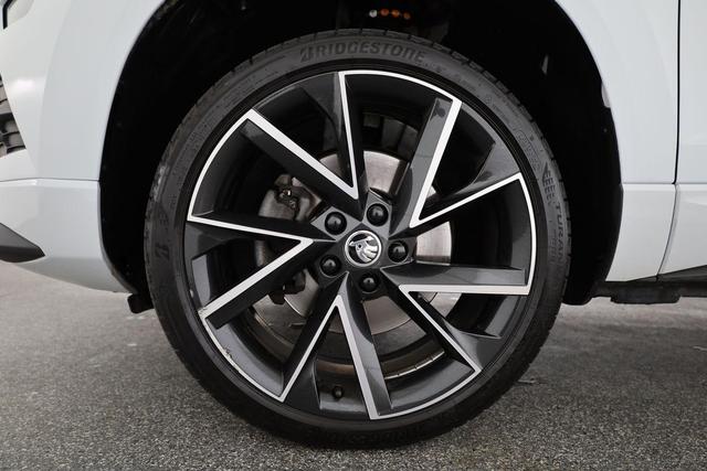 Skoda Karoq Sportline 1.5 TSI DSG Sportline, AHK, Navi, el. Klappe, ACC, Kamera, 19-Zoll 