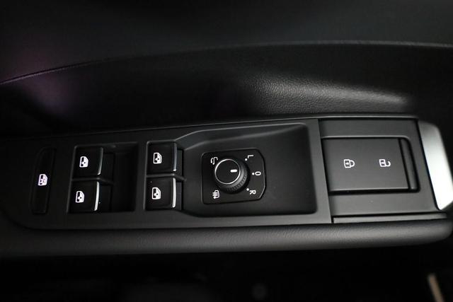 Volkswagen T-Roc 1.5 eTSI 110 kW R-Line DSG Black, AHK, IQ.Light, Kamera, el. Klappe, 19-Zoll 