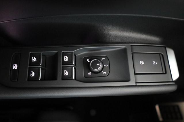 Volkswagen T-Roc 1.5 eTSI 110 kW R-Line DSG Black, AHK, IQ.Light, Kamera, el. Klappe, 19-Zoll 