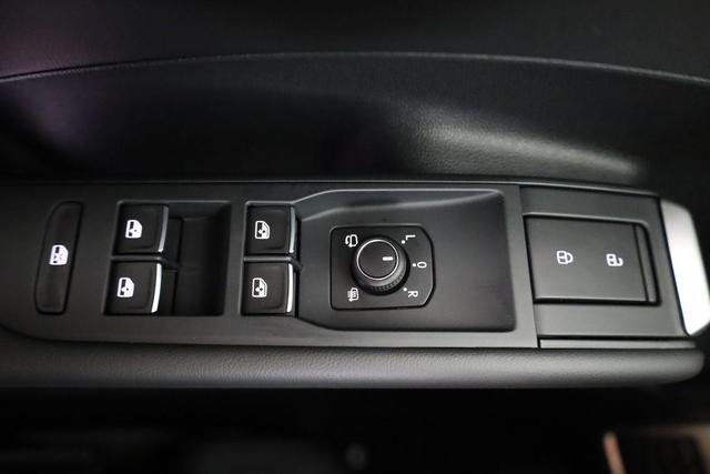 Volkswagen T-Roc 1.5 eTSI 110 kW R-Line DSG Black, AHK, IQ.Light, Kamera, el. Klappe, 19-Zoll 