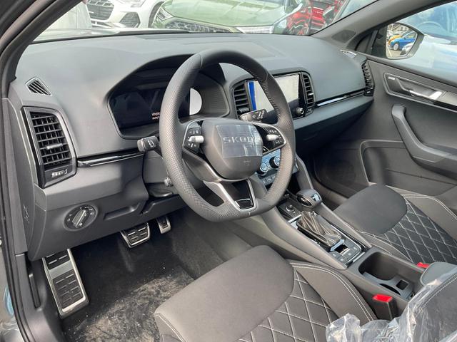 Skoda Karoq - Sportline 1.5 TSI DSG Sportline, Navi, CANTON, Matrix, AreaView, Side, Kamera, el. Klappe, FS-beheizbar, 5 J.-Garantie
