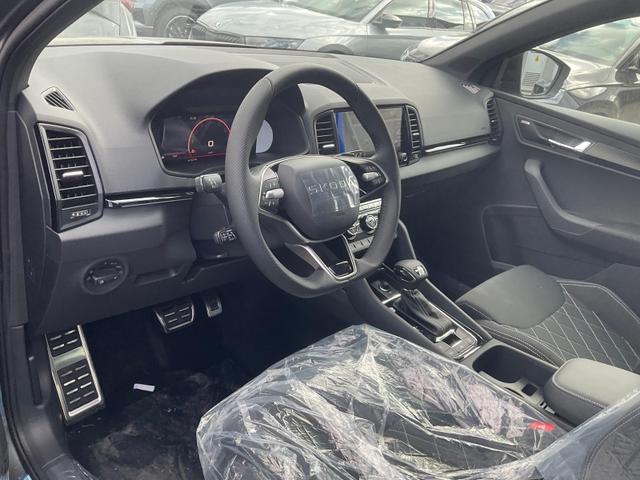 Skoda Karoq - Sportline 1.5 TSI DSG Sportline, AHK, Navi, CANTON, Matrix, AreaView, Side, Kamera, el. Klappe, FS-beheizbar, 5 J.-Garantie