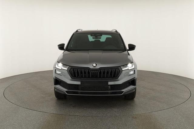 Skoda Karoq Sportline 1.5 TSI DSG Sportline, Pano, AHK, Navi, CANTON, Matrix, AreaView, Side, el. Klappe, FS-beheizbar, 5 J.-Garantie 