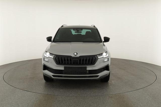 Skoda Karoq Sportline 1.5 TSI DSG Sportline, AHK, Navi, CANTON, Matrix, AreaView, Side, Kamera, el. Klappe, FS-beheizbar, 5 J.-Garantie 