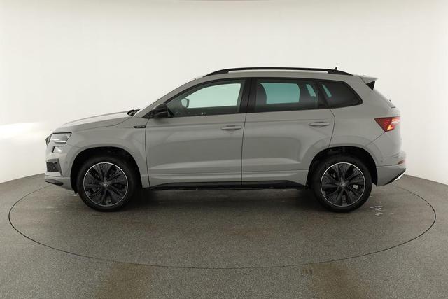 Skoda Karoq Sportline 1.5 TSI DSG Sportline, AHK, Navi, CANTON, Matrix, AreaView, Side, Kamera, el. Klappe, FS-beheizbar, 5 J.-Garantie 
