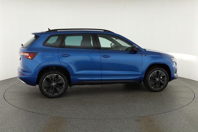 Skoda Karoq Sportline 1.5 TSI DSG Sportline, Pano, AHK, Navi, CANTON, Matrix, AreaView, Side, el. Klappe, FS-beheizbar, 5 J.-Garantie 