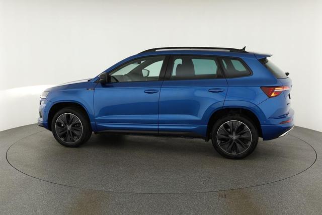 Skoda Karoq Sportline 1.5 TSI DSG Sportline, Pano, AHK, Navi, CANTON, Matrix, AreaView, Side, el. Klappe, FS-beheizbar, 5 J.-Garantie 