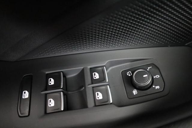 Volkswagen Passat Variant 2.0 TDI 142 kW 4Motion R-Line DSG 4M Black, Pano, AHK, Navi, IQ.Light, Side, Kamera, el. Klappe, 19-Zoll, 5 J.-Garantie 