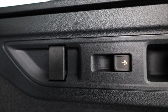 Volkswagen Passat Variant 2.0 TDI 142 kW 4Motion R-Line DSG 4M Black, Pano, AHK, Navi, IQ.Light, Side, Kamera, el. Klappe, 19-Zoll, 5 J.-Garantie 