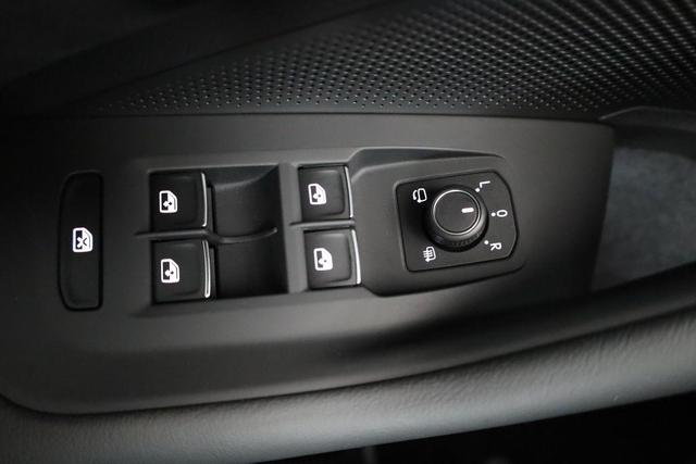Volkswagen Passat Variant 2.0 TDI 110 kW R-line DSG Black, Pano, AHK, Navi, IQ.Light, Side, Kamera. el. Klappe, 19-Zoll, 5 J.-Garantie 